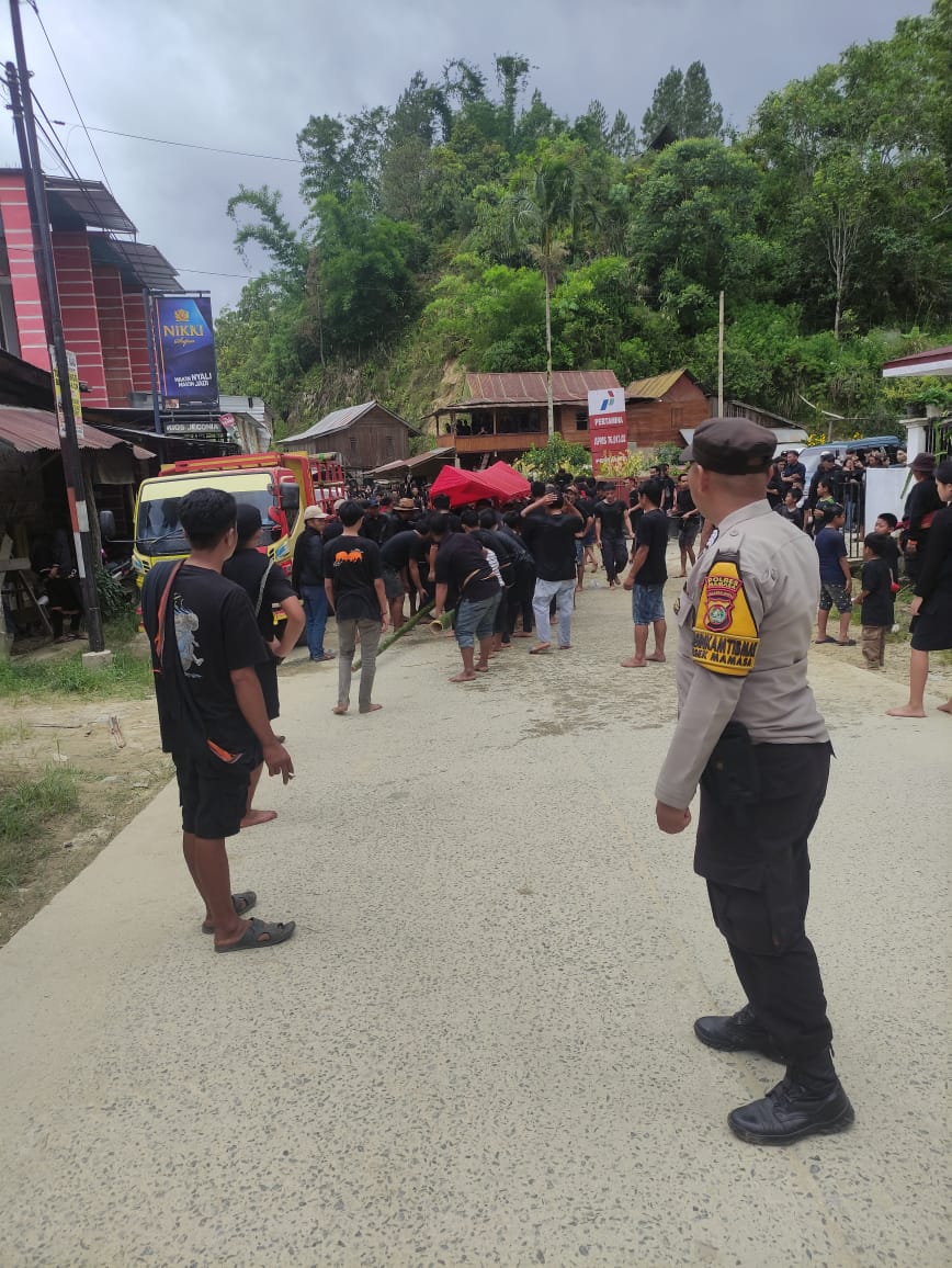 Bhabinkamtibmas Polsek Mamasa Hadiri Sambang di Rumah Duka Desa Salurano