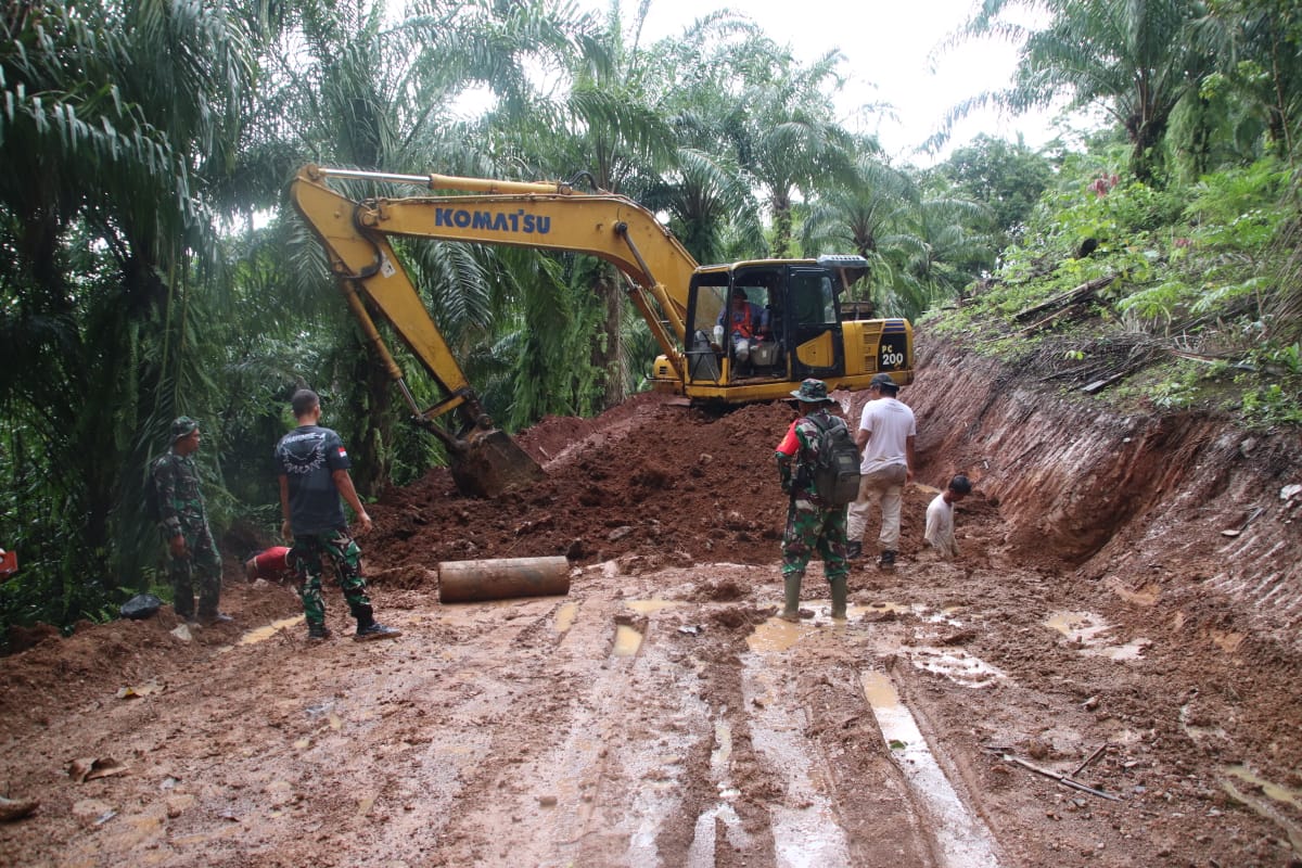 Meski diguyur Hujan, Satgas TMMD ke 123 dan Warga Tetap Semangat Pasang Buis Beton