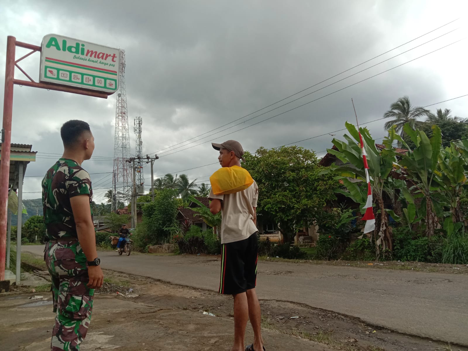 Anggota Satgas TMMD ke 123 Kodim 0412/LU Pantau Situasi Pasca Hujan di Lokasi Desa Subik.