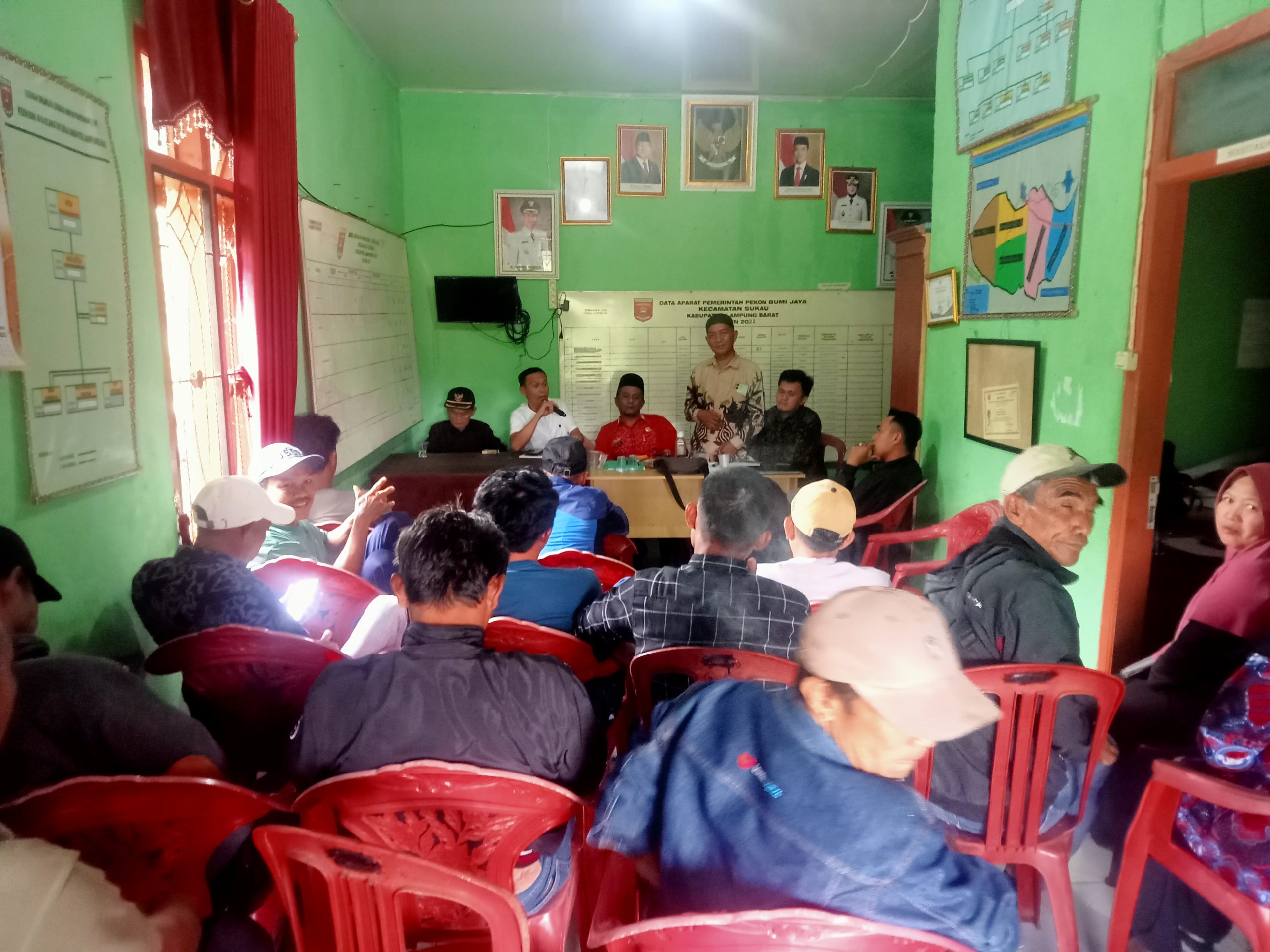 Puluhan warga Pekon Bumi Jaya, Kecamatan Sukau Sambangi Kantor Pekon Bumi Jaya
