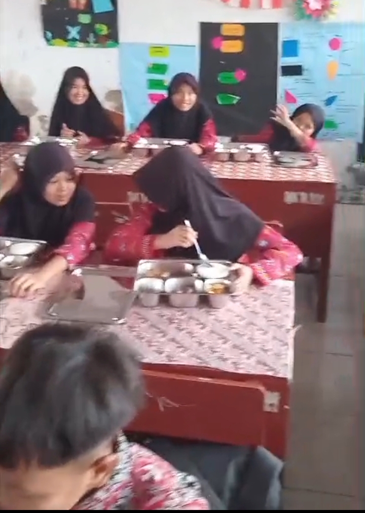 1110, Siswa Di Kecamatan Kebun Tebu Kabupaten Lampung Barat mulai Menerima Program Makan Bergizi Gratis (MBG) 