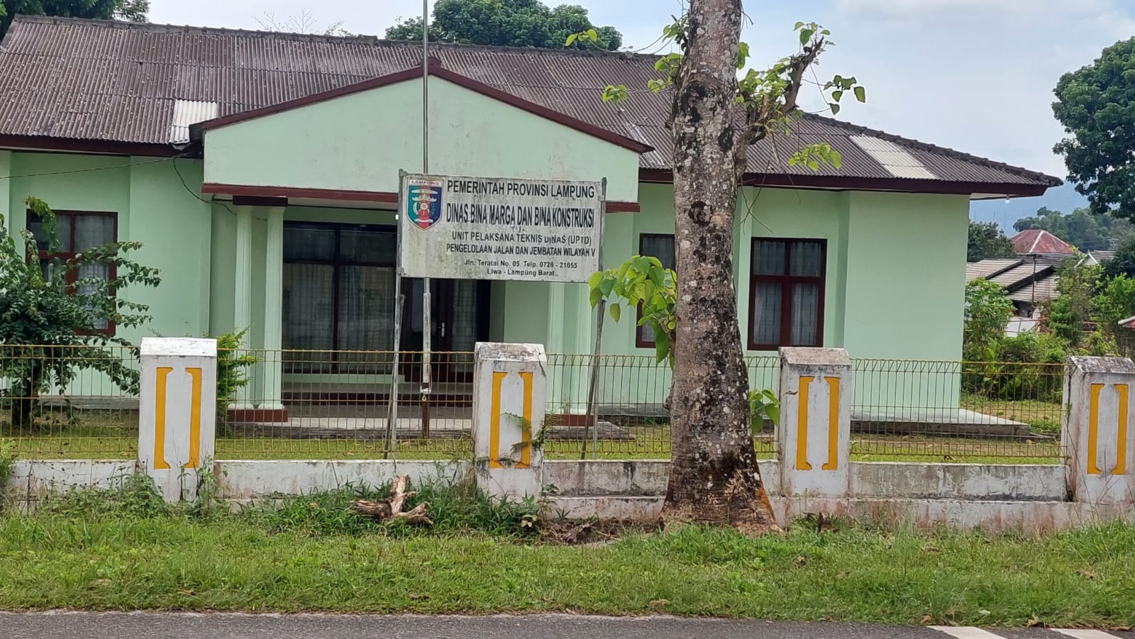 Jalan Lintas Liwa-Muaradua Oku Selatan Tak Terawat Semak Belukar Diabaikan Pihak UPTD Prov. : PHP