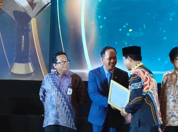MIN 1 Lampung Barat merih sejumlah Prestasi sebagai sekolah hijau asri dan nyaman dengan diraihnya sebagai sekolah Adiwiyata tingkat Kabupaten sampai dengan penghargaan sebagai sekolah Adiwiyata Tingkat Mandiri