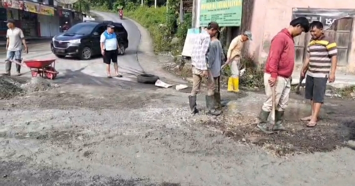 Aparat Pekon Dan Warga Pekon Pagar Dewa Kecamatan Sukau Lampung Barat Adakan Swadaya Bergotong Royong Jalan Provinsi