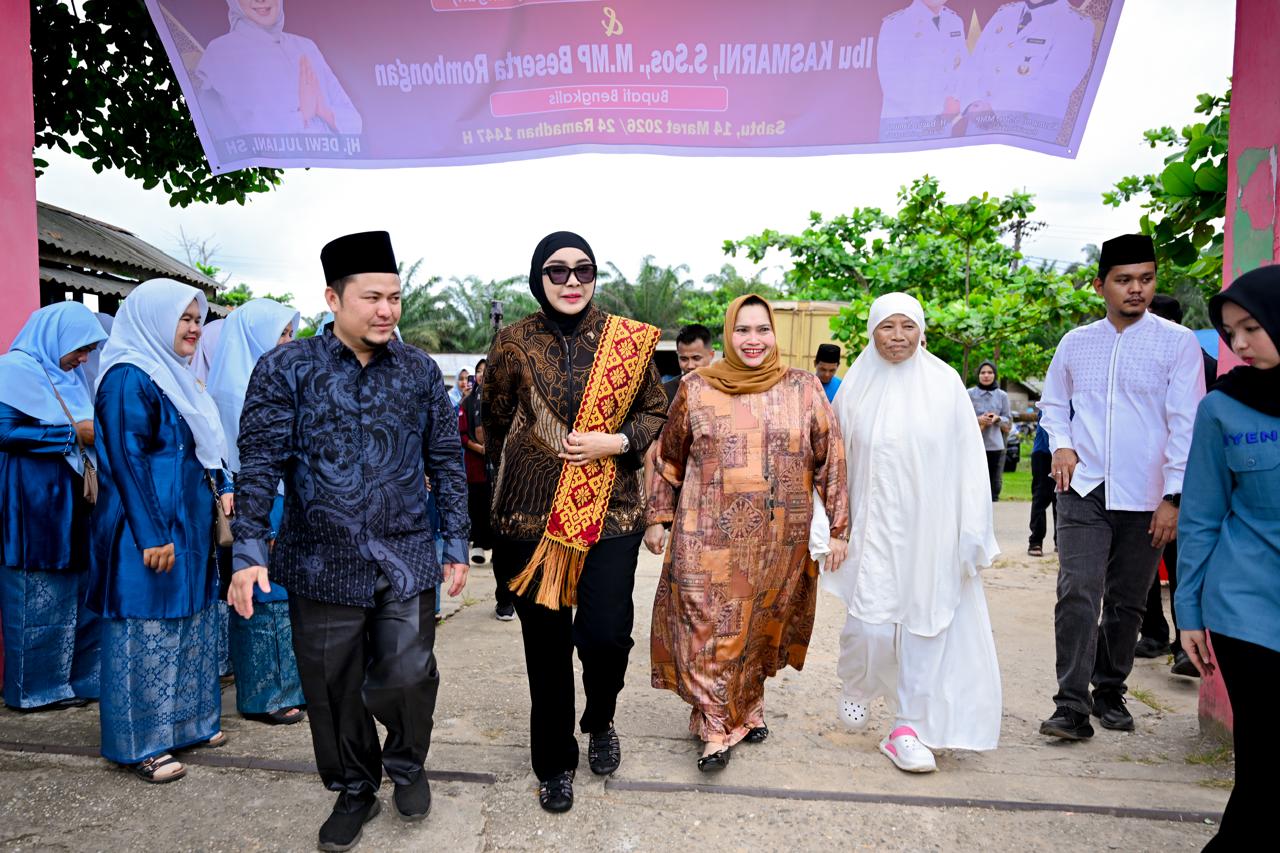 Bupati Bengkalis Dampingi Anggota DPR RI Dewi Juliani Serahkan Bantuan Sembako dan Pompanisasi di Kecamatan Pinggir