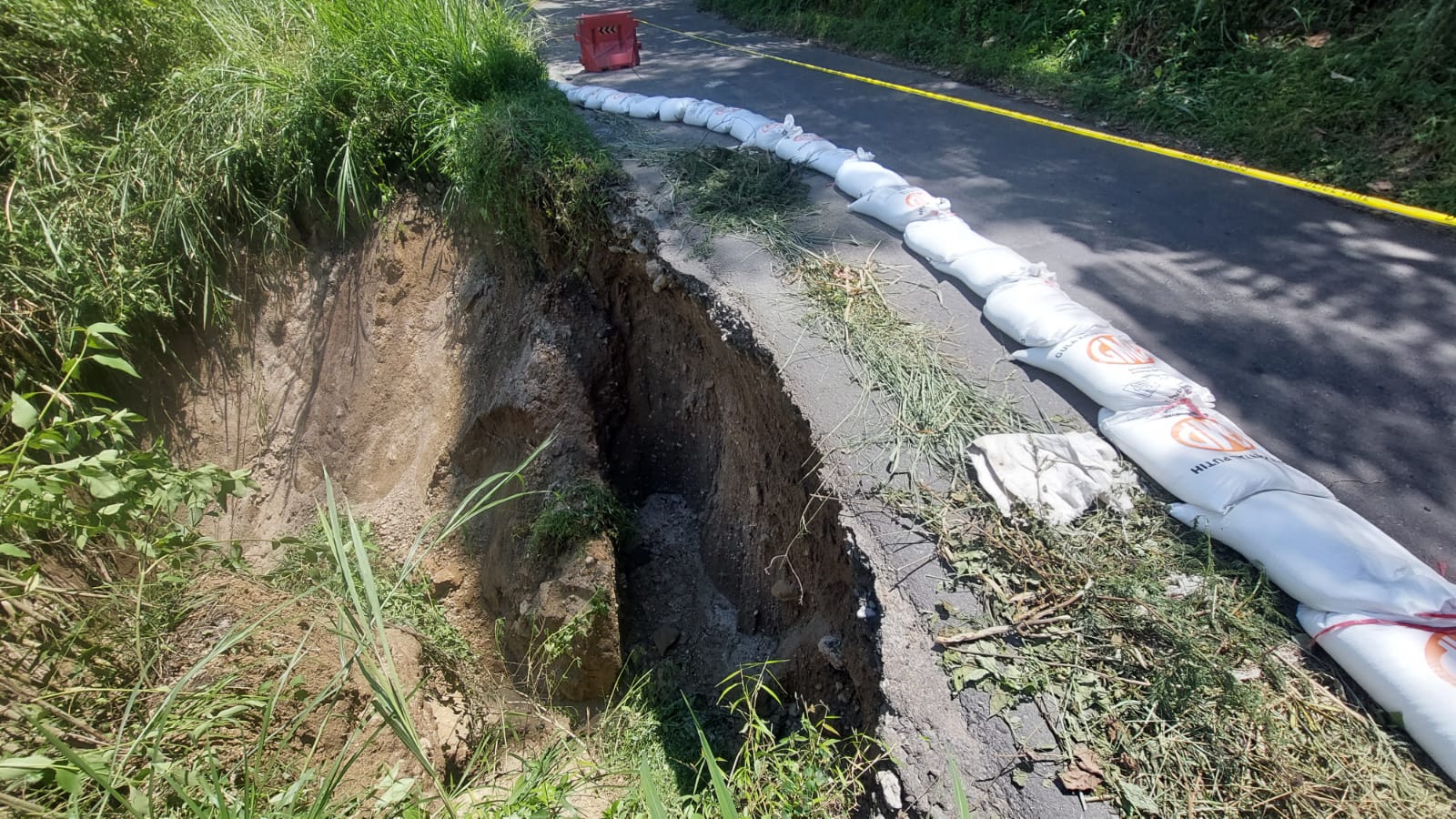 Jalan Lintas Liwa Ranau Oku Selatan di Pekon Buay Nyerupa Longsor,!! Pengguna Jalan Harap Berhati Hati.!!