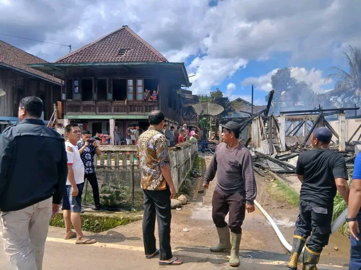 BUPATI OKU SELATAN TINJAU LANGSUNG LOKASI KEBAKARAN DI DESA GEDUNG WANI