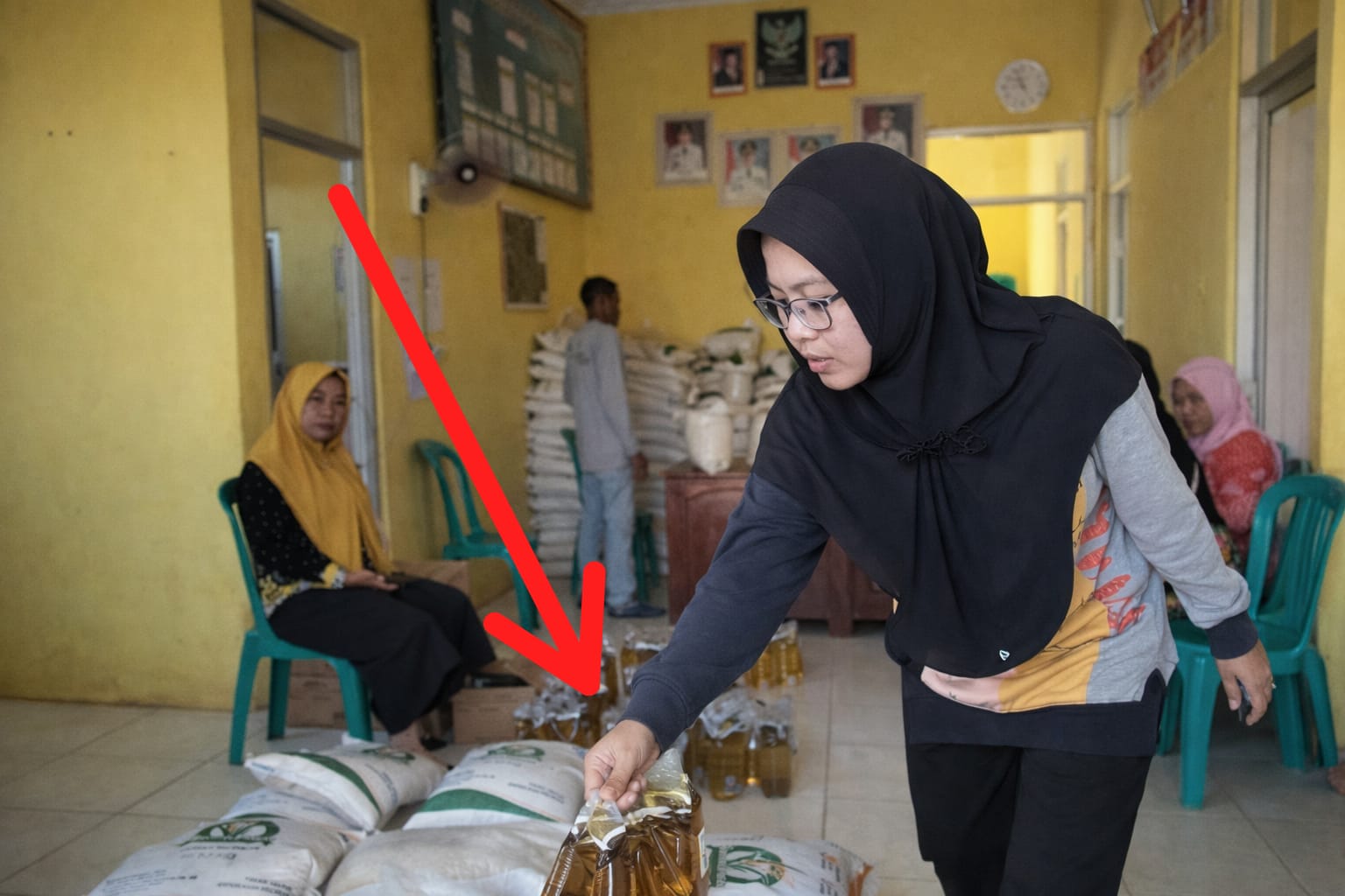ASN Inspektorat Lampung Utara Kedapatan Mengambil Bantuan Sembako di Kelurahan, Insiden Pencekalan Wartawan Langgar UU Pers