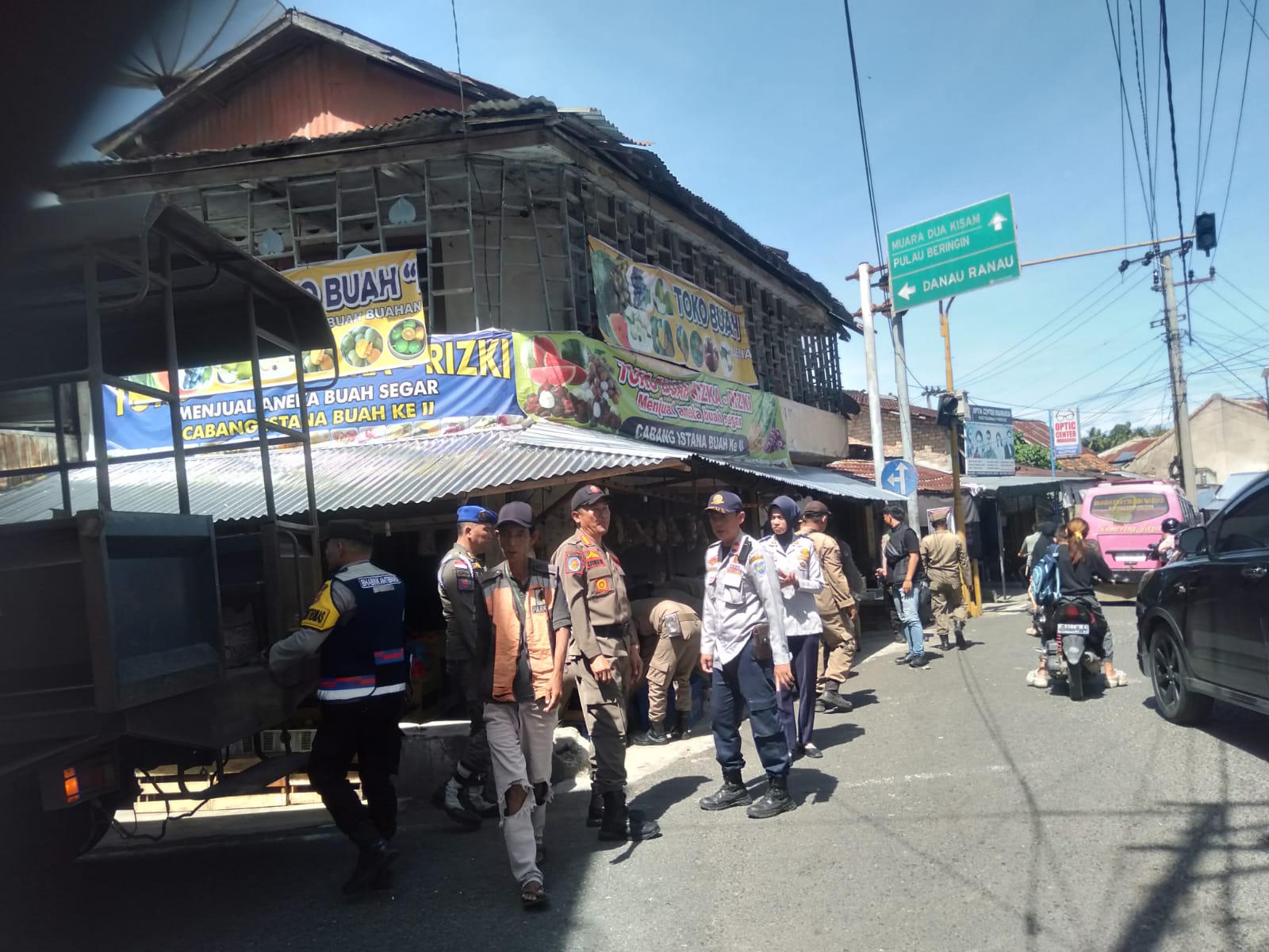 Satpol PP Oku Selatan Tni Polri Laksanakan Bersih Dan Bongkar Pedagang Yang Bandel