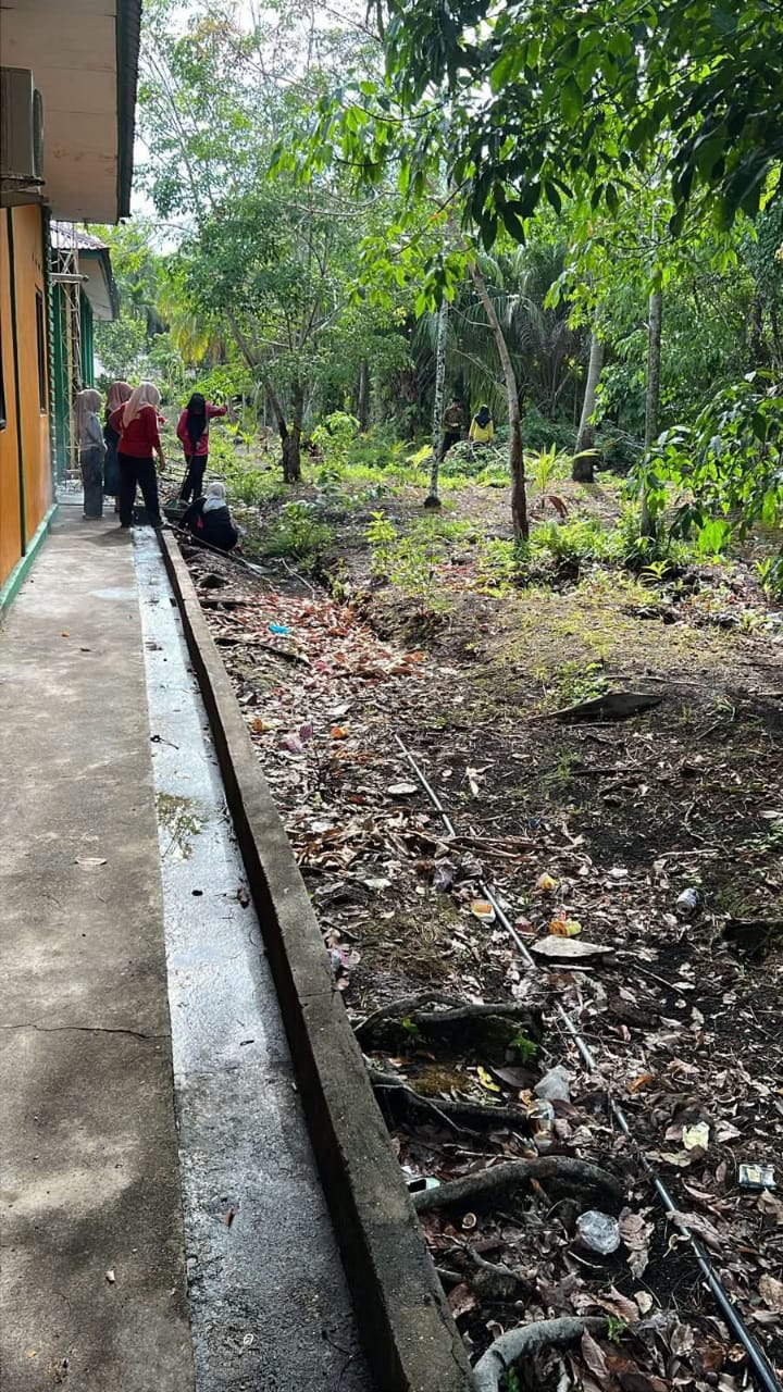 Wujudkan Lingkungan Bersih,Pemerintah Desa Pambang Pesisir Bersama Masyarakat Gelar Karya Bakti di Area Kantor Desa
