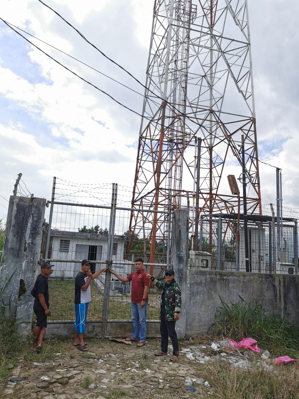 Warga Pekon Bandar Baru Sukau Segel Tower Indosat  Warga Tuntut Kompensasi 