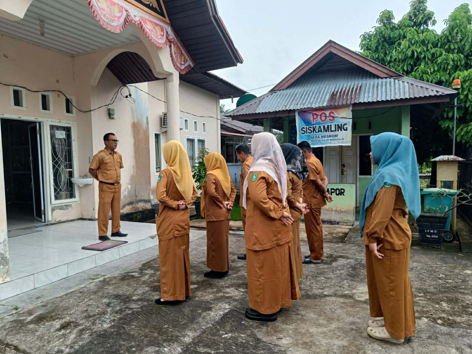 Apel Pagi Pemerintah Desa Meskom Perkuat Disiplin dan Integritas Bertugas