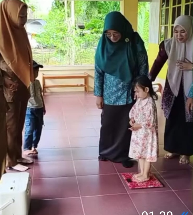 Usai Posyandu, Petugas Kesehatan Desa Sukamaju Lanjutkan Edukasi ke PAUD