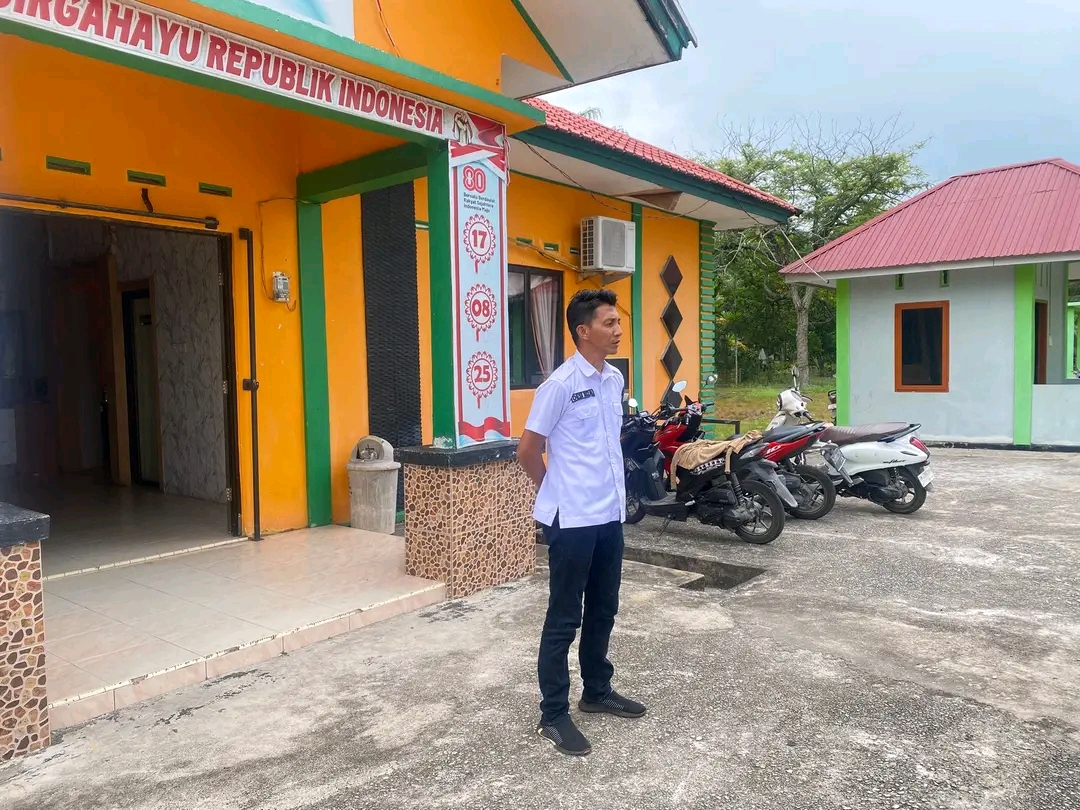 Pemdes Pambang Pesisir Gelar Apel Pagi, Sekdes Desi Rizal Pimpin Barisan