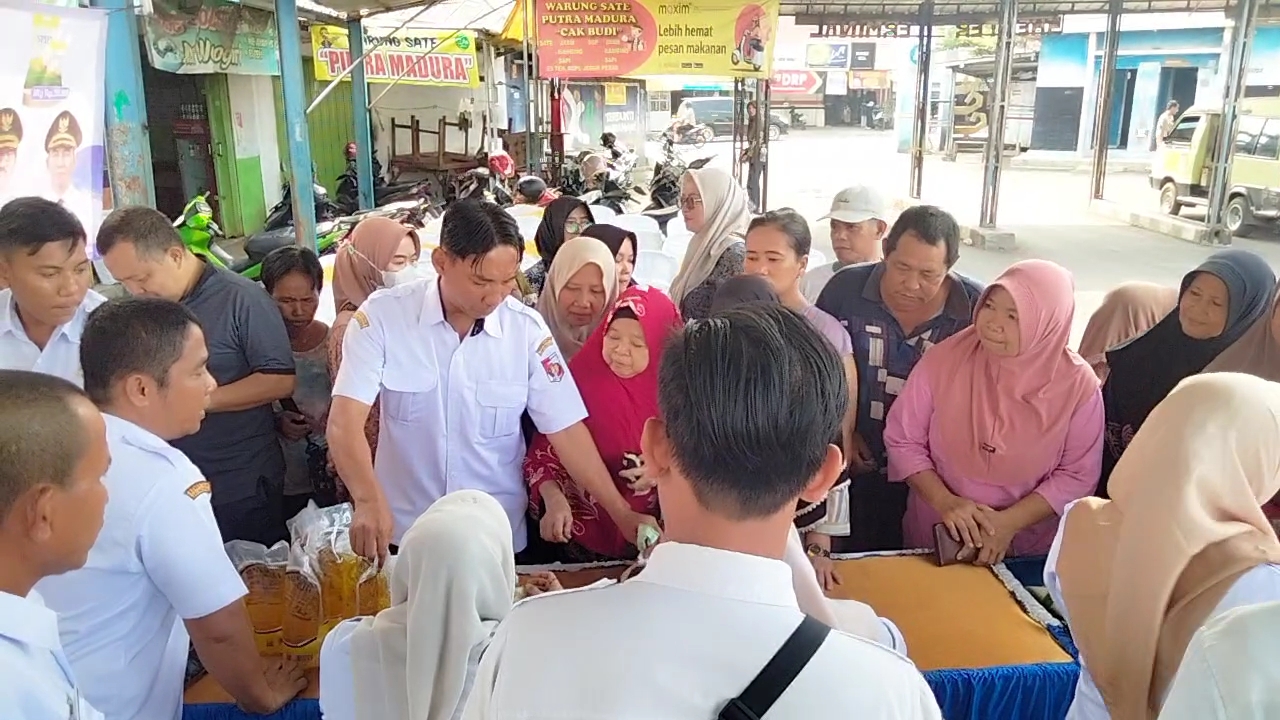 Pemka Lampung Utara Melalui Dinas Perdagangan dan Perindustrian Bekerja Sama Dengan Badan Urusan Logistik (Bulog) Resmi Menggelar Gerakan Serentak Penetrasi Pasar