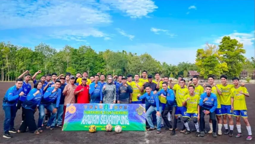 Iyeth Bustami Resmikan Turnamen Sepakbola Kawan Sekampung Jilid II di Desa Pambang Baru