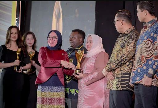 Komitmen Majukan Ekonomi Kerakyatan, Bupati Kasmarni Raih Penghargaan Bakti Koperasi Nayaka Mahambara 2026